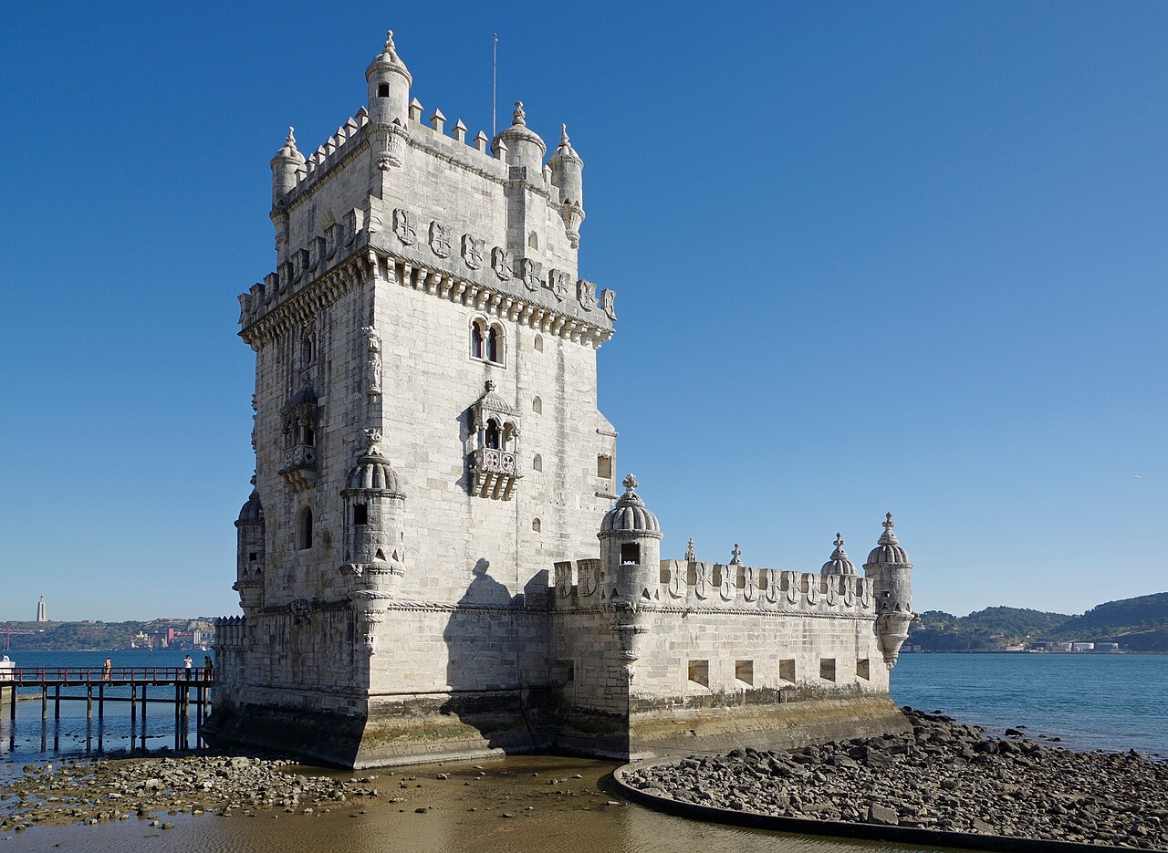 La tour de Belém, blanche et crénelée, au bord du Tage à marée basse
