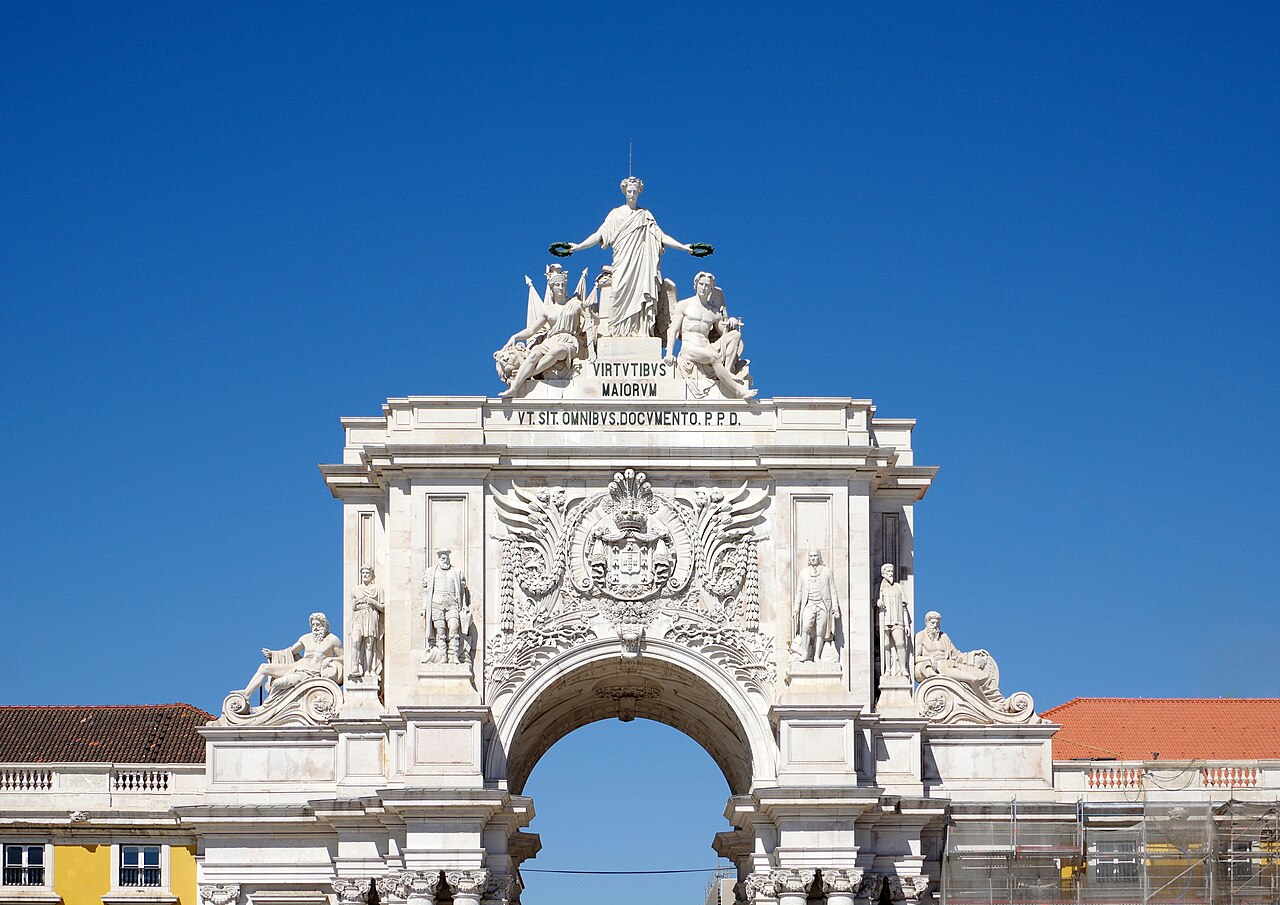 Le sommet de l’arc de la rua Augusta sur la place du Commerce, avec ses statues contre un ciel bleu