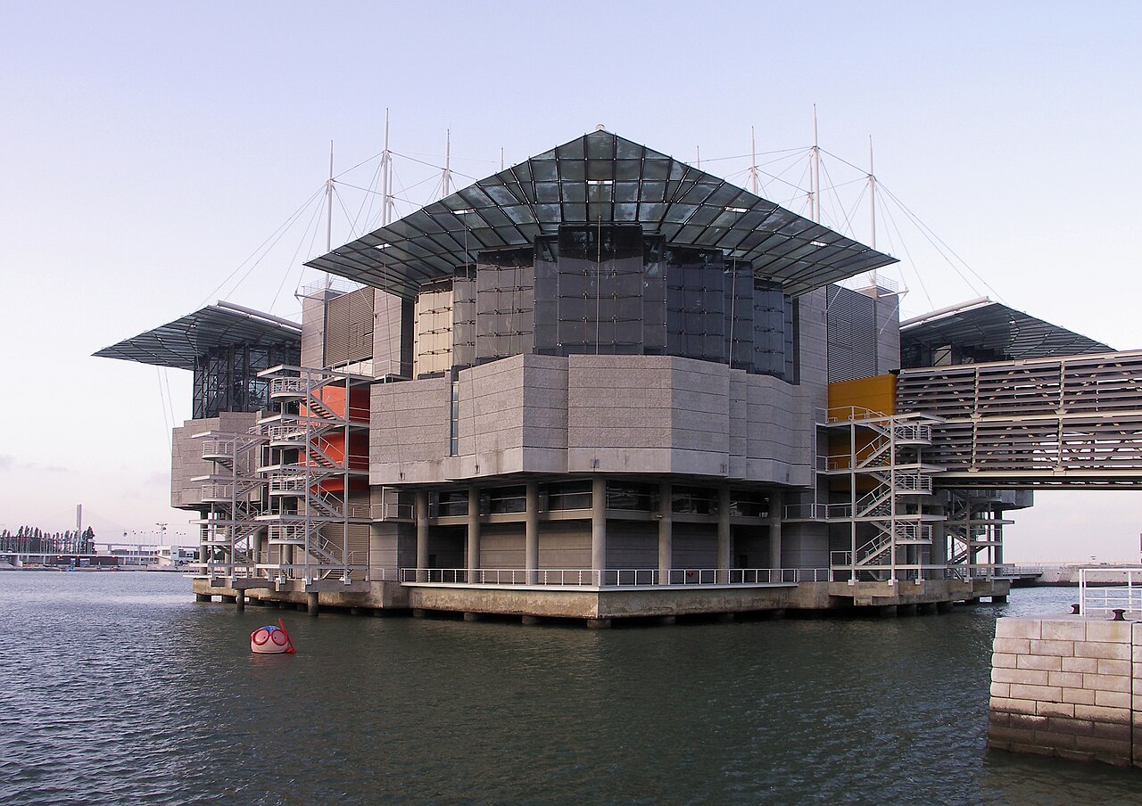 L’Oceanário de Lisbonne posé sur l’eau du Parque das Nações, avec ses toits pointus et ses passerelles