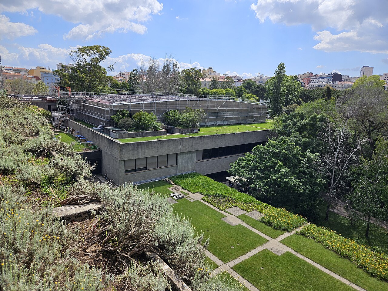 Le bâtiment de béton de la Fondation Gulbenkian au milieu de son jardin, toit végétalisé et pelouses en terrasses