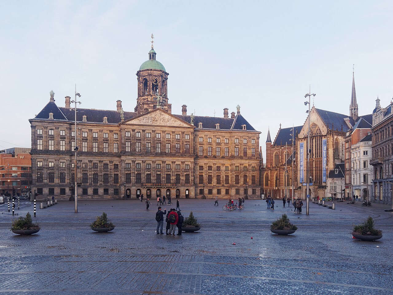 La place du Dam avec le Palais royal et, à droite, la façade gothique de la Nieuwe Kerk