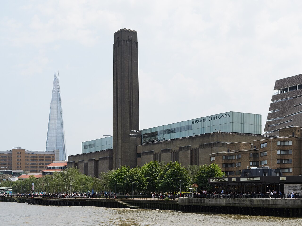 La Tate Modern et sa haute cheminée de brique vues de la Tamise, avec le Shard au loin