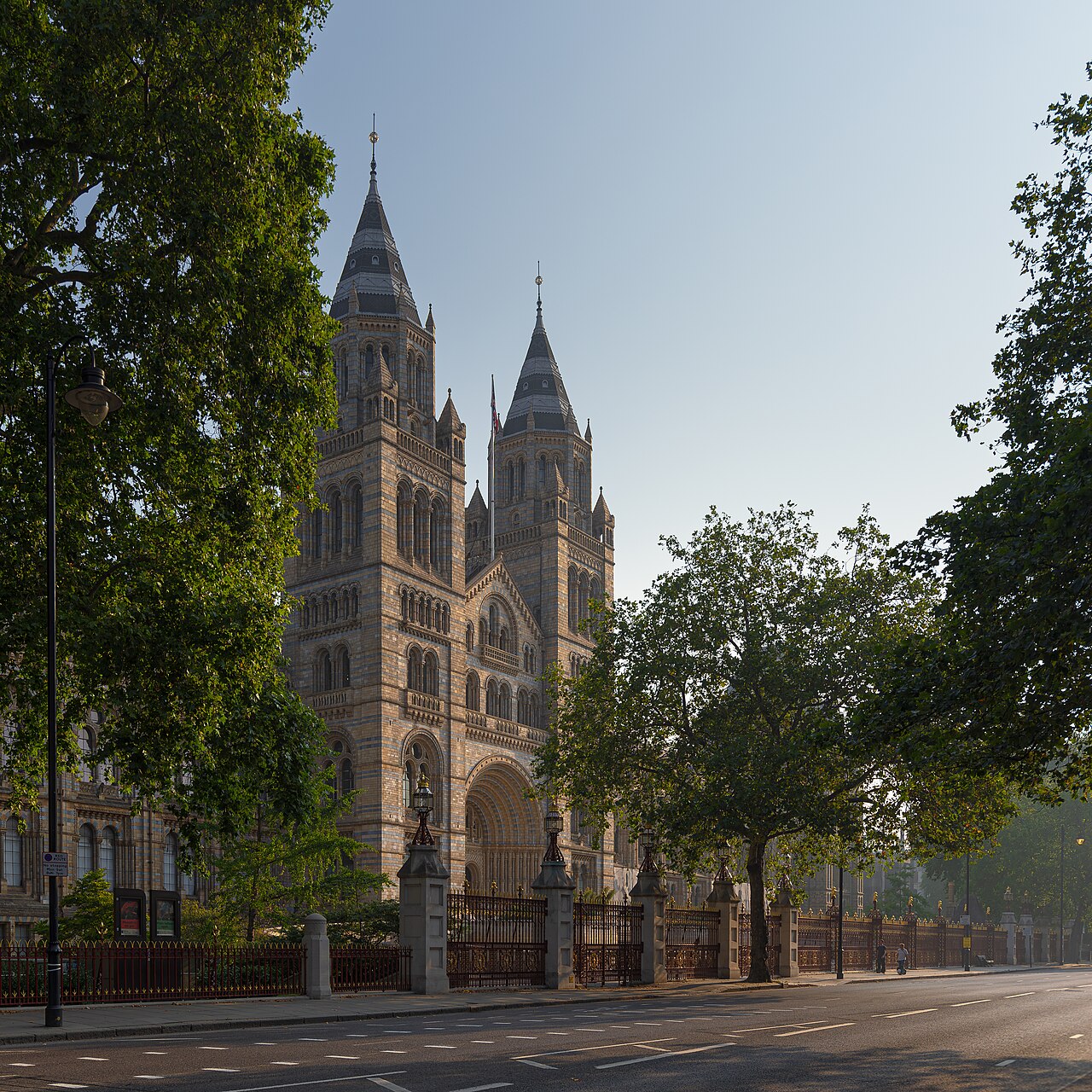Les tours néoromanes du Natural History Museum vues de Cromwell Road, entre les arbres
