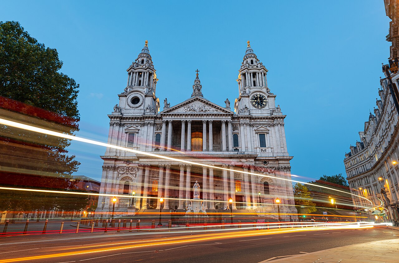 La façade ouest de la cathédrale Saint-Paul au crépuscule, avec des traînées de phares au premier plan