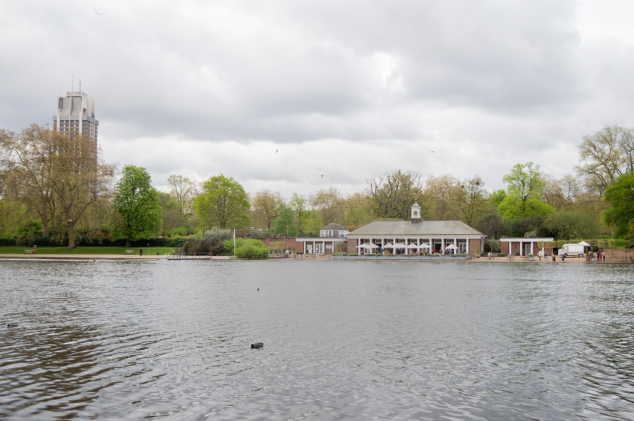 Le lac de la Serpentine à Hyde Park, avec un pavillon de bord de lac et les arbres au printemps