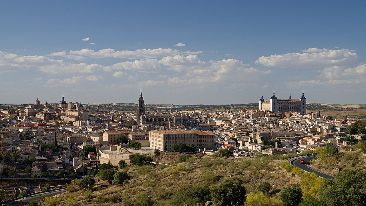 Tolède vue des collines : la cathédrale, l’Alcázar et la vieille ville sur leur promontoire