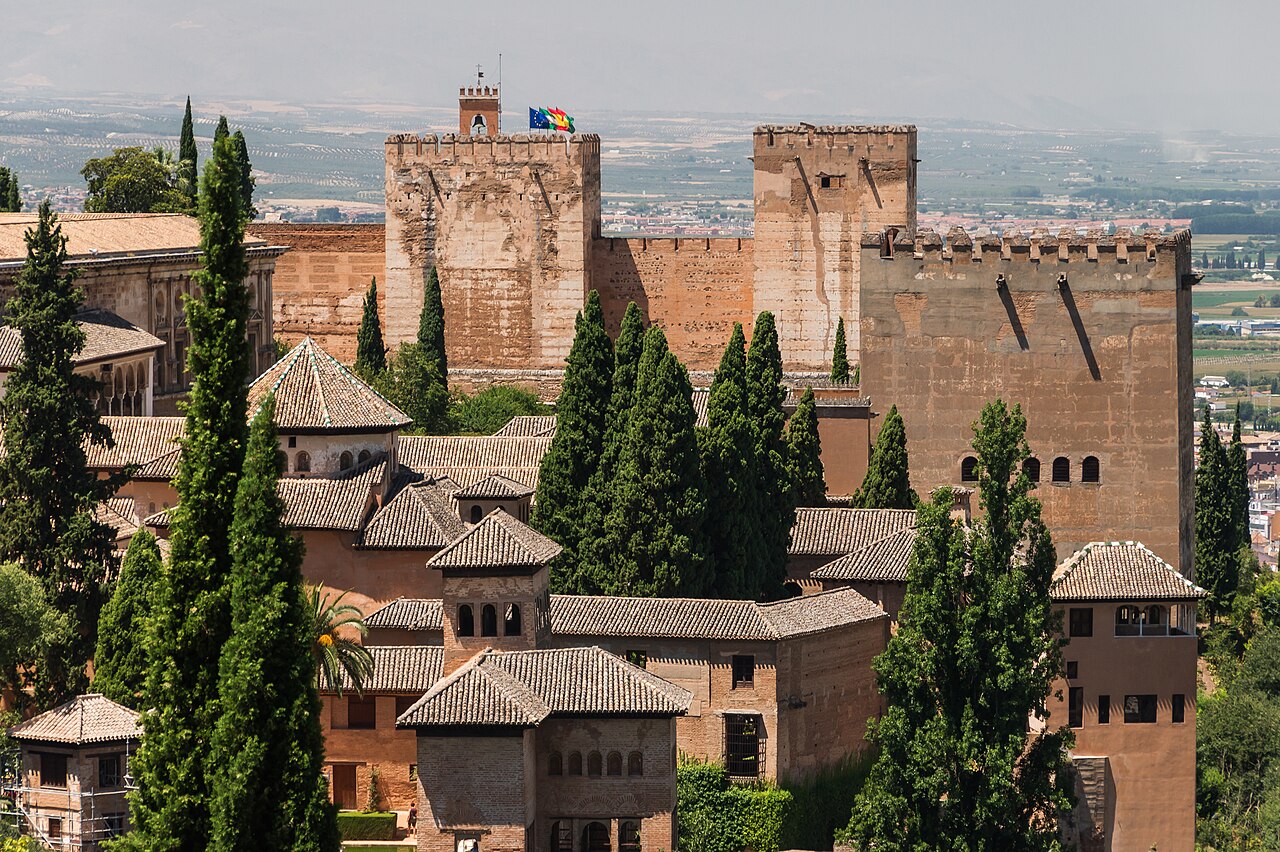 Les tours, toits et cyprès de l’Alhambra de Grenade vus depuis les jardins du Generalife