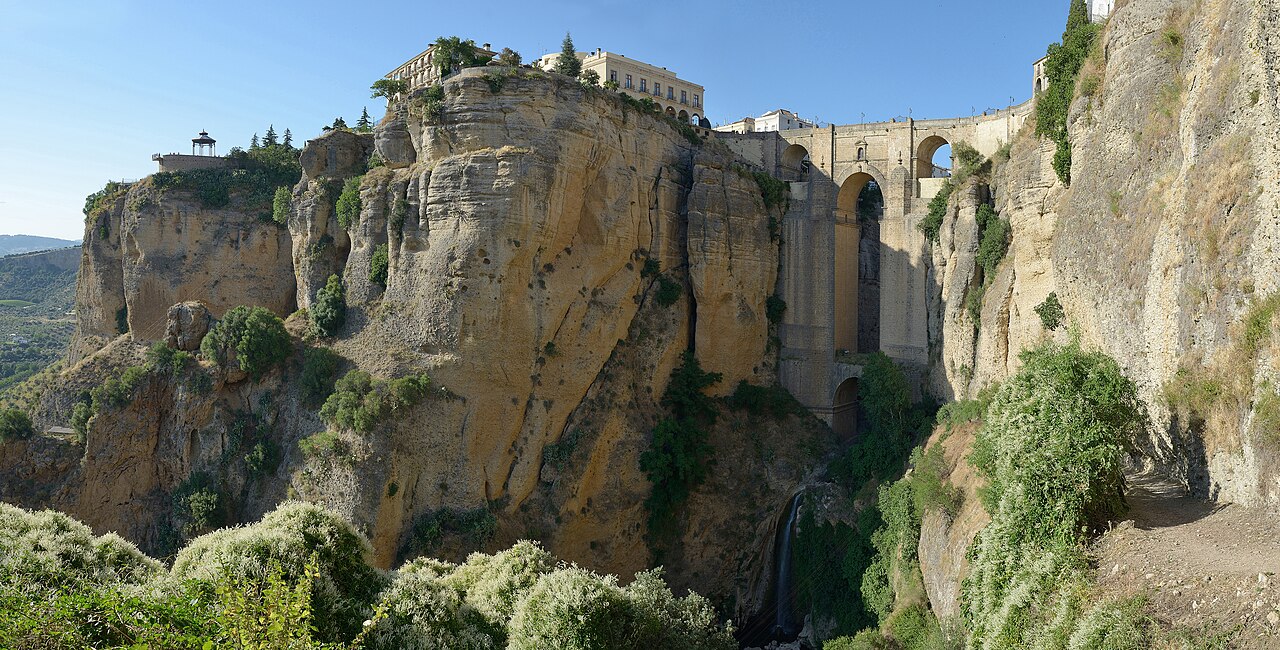 Ronda perchée sur ses falaises, avec le Puente Nuevo enjambant la gorge du Tajo