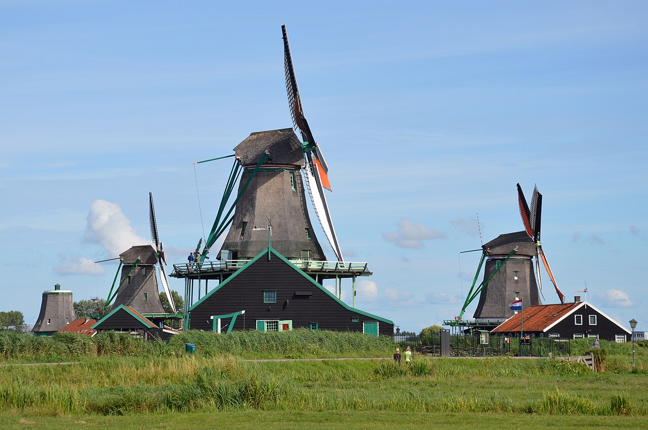Les moulins à vent de la Zaanse Schans et leurs maisons de bois vertes au bord des prés