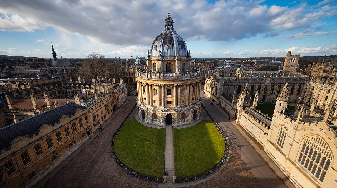 La Radcliffe Camera d’Oxford vue d’en haut, au milieu des collèges et de leurs pelouses